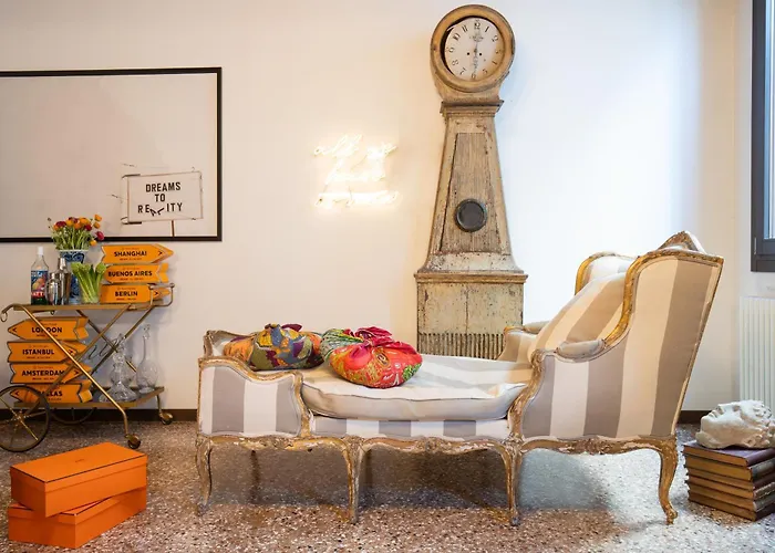 Cats And Antiques In Private Home Stay