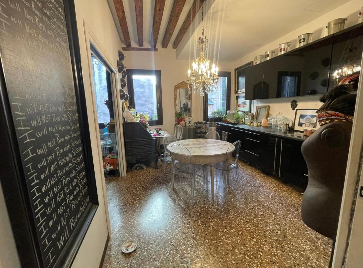 Cats And Antiques In Private * Venice