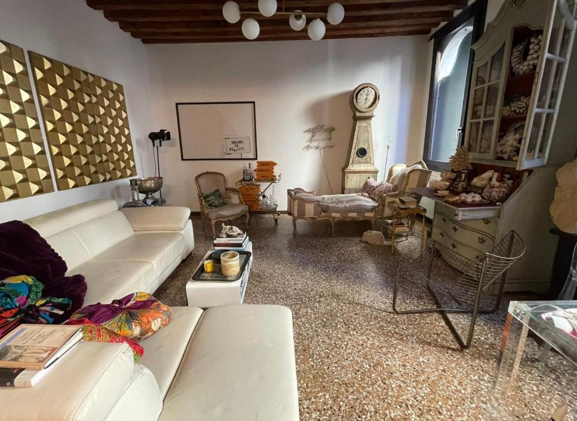 Cats And Antiques In Private Homestay *