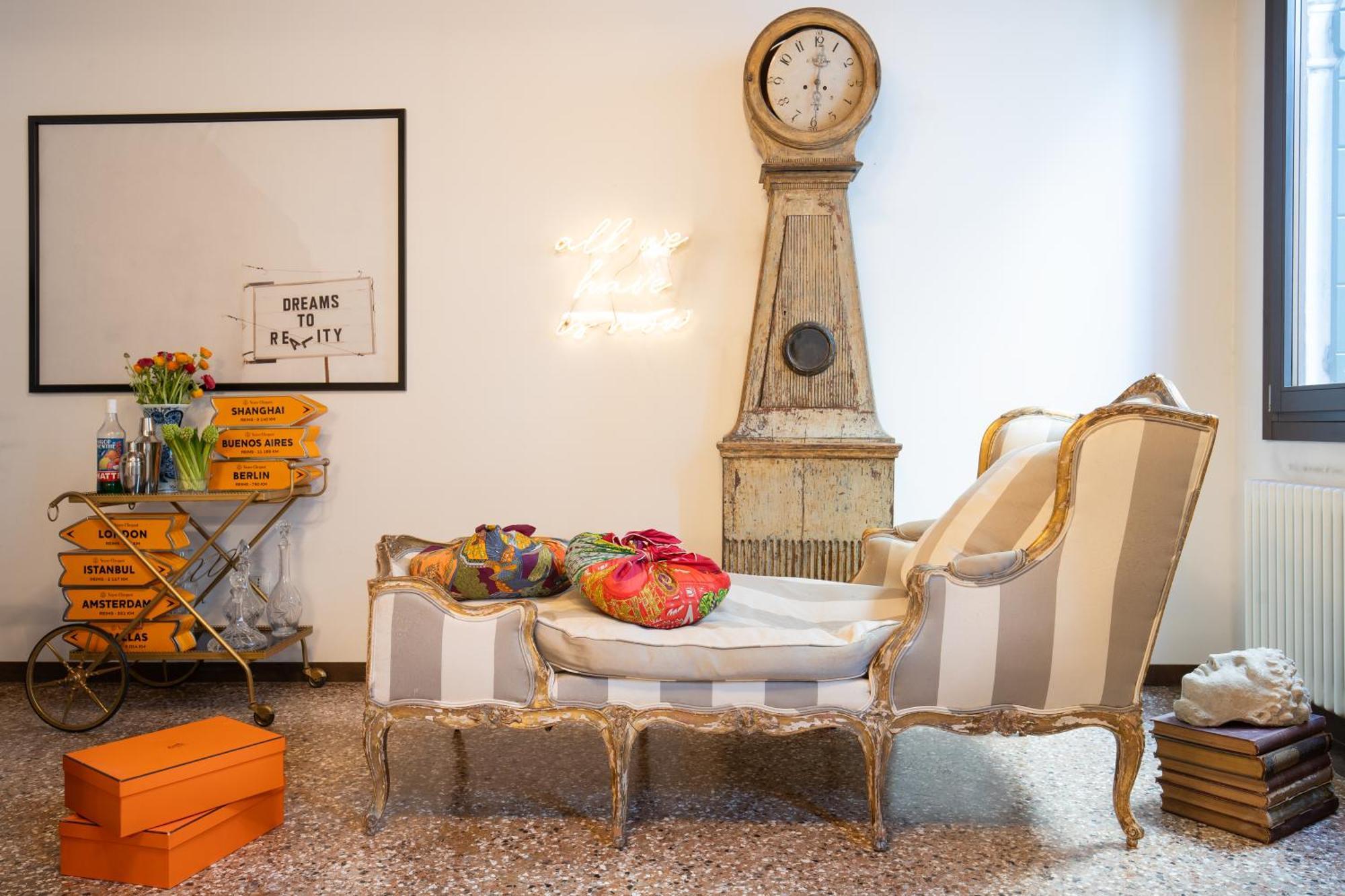 Cats And Antiques In Private Homestay Venice
